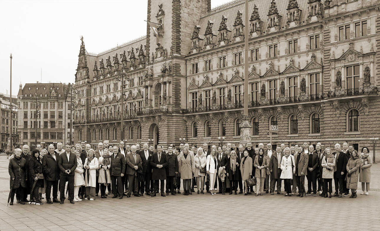 Foto Der Senat beim Empfang vor dem Hamburger Rathaus anlässlich des Besuchs des Hamburger Hafengeburtstages im Mai 2023